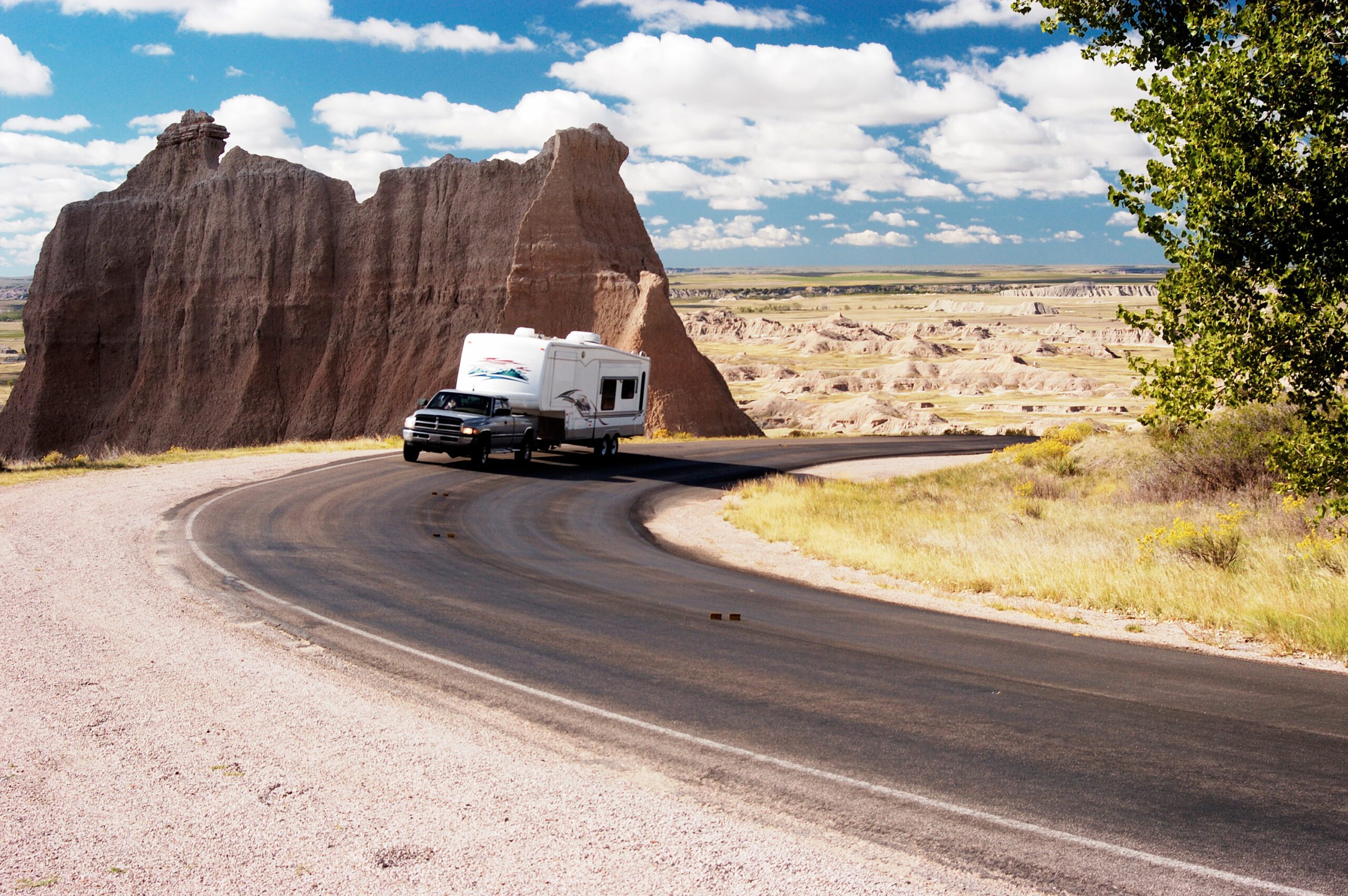 The Pros and Cons of Using a Fifth-Wheel Hitch for RV Towing
